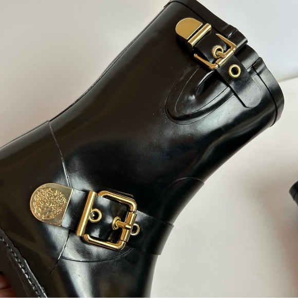 NWOT Vince Camuto Women’s 8m Black Rubber Boots Mid Calf Gold Hardware - Picture 8 of 12